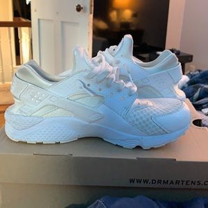 nike all white huaraches